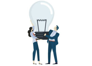 Ein Mann und eine Frau halten eine Glühbirne hoch als Symbol für die Optimierung des ERP Systems