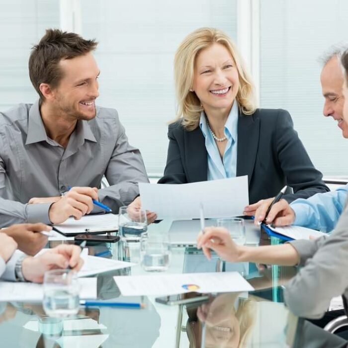 Eine freundliche ERP Beraterin berät Kunden bei einem Meeting